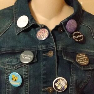Vtg blue jeans jacket with lots of cute buttons